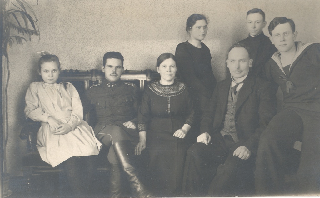 Jakob Mändmets with family