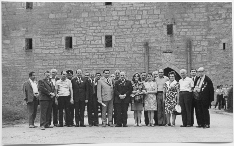 Representatives of the Ukrainian Soviets visited the Estonian Soviet Union. Group picture with convoy in front of Kuressaare Castle - left: 3. V. Simm, 13. P. Tronko (Deputy Chairman of the Council of Ministers of Ukraine), 18. Arnold Green, 22. Tiit Kuusik (song).