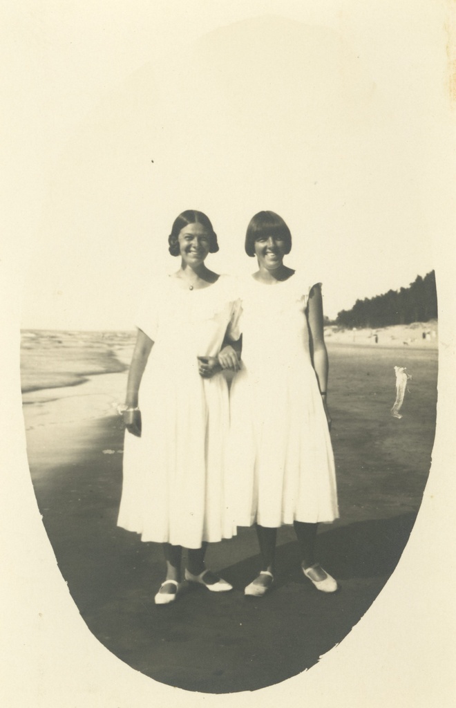 Dagmar and Hedda Hacker 28.07.1928