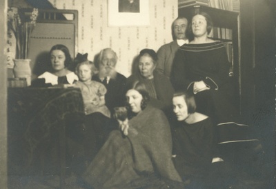 Marie Under with daughters and parents, Artur Adson and Unknown  duplicate photo