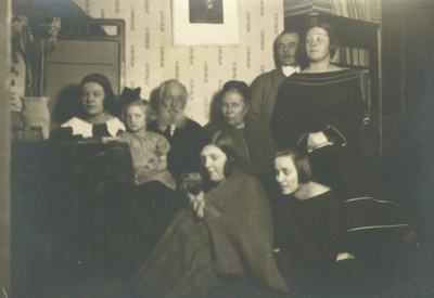 Marie Under, Artur Adson, Hedda and Dagmar Hacker, Marie Under parents  similar photo