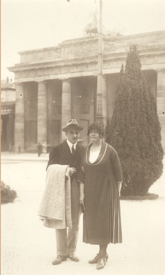 M. Under and a. Adson [1921]  similar photo