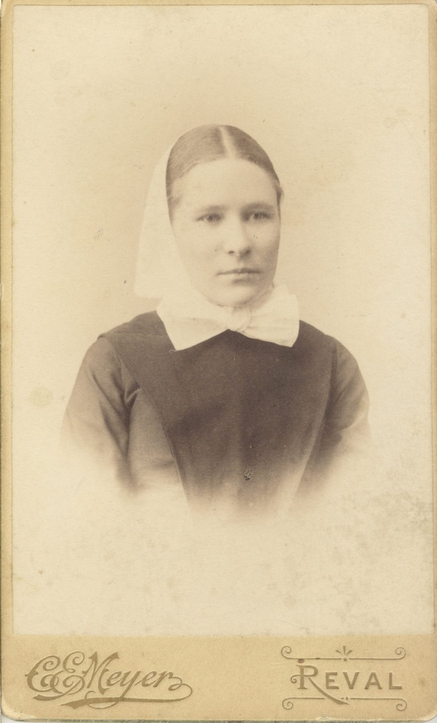 Marie Under's sister Eva