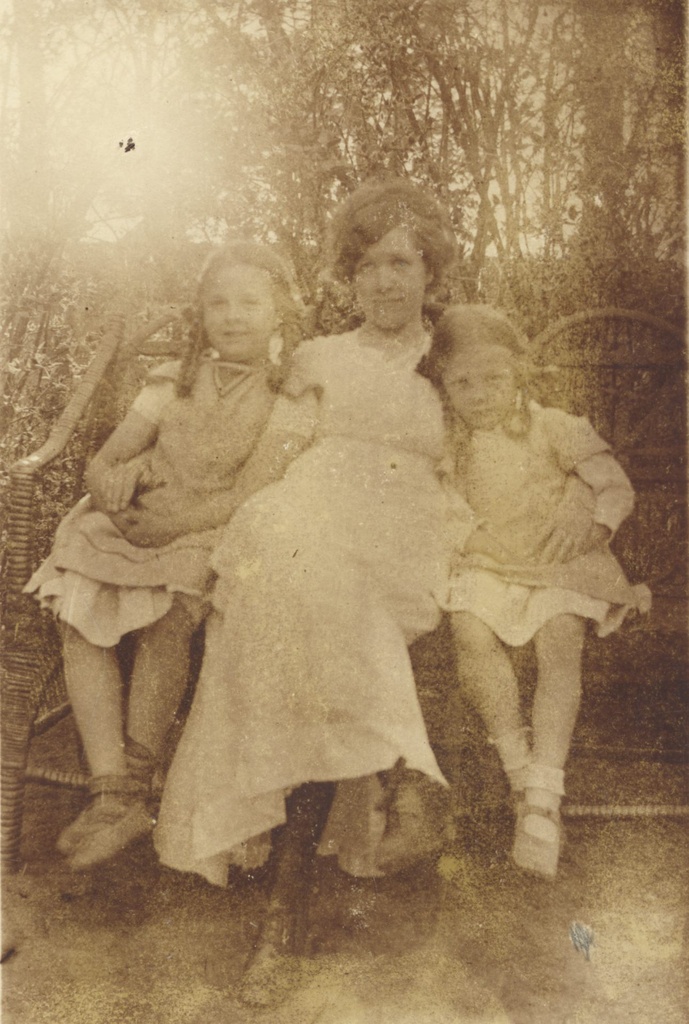 Marie Under's daughters