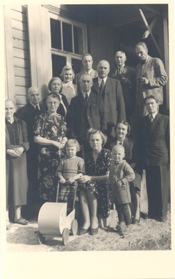 Artur Adson, Marie Under, p. Halliste, Johannes Aavik, Alexander Aavik's daughter, etc. June 1, 1944 Nõmmel  duplicate photo