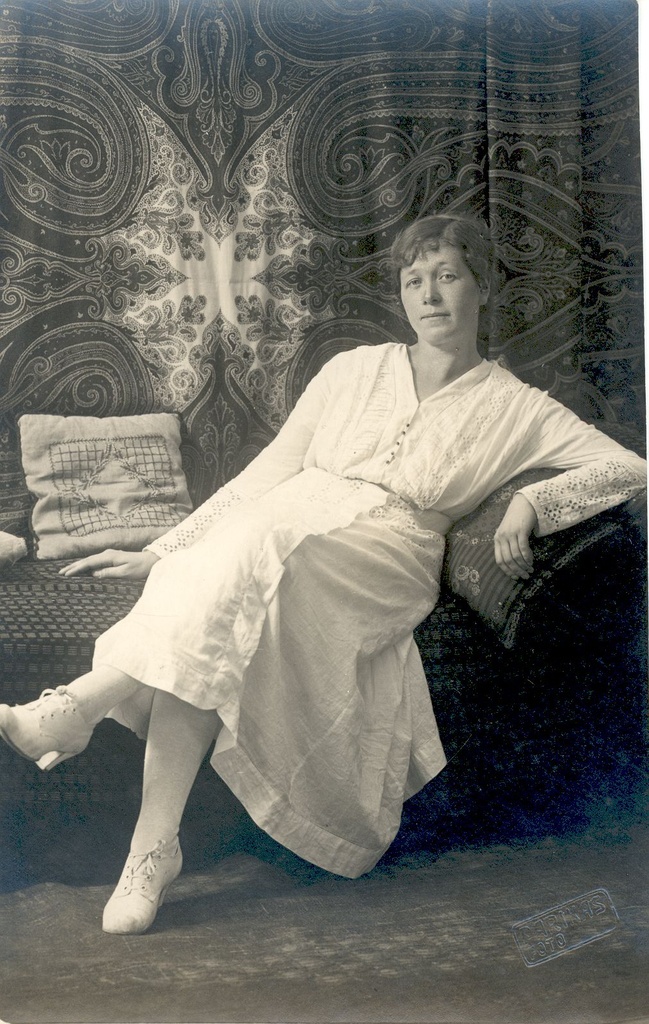 Under, m. sitting on the sofa in spring 1917 in Tallinn