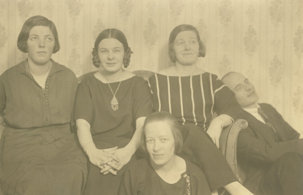 M. Under and a. Adson family