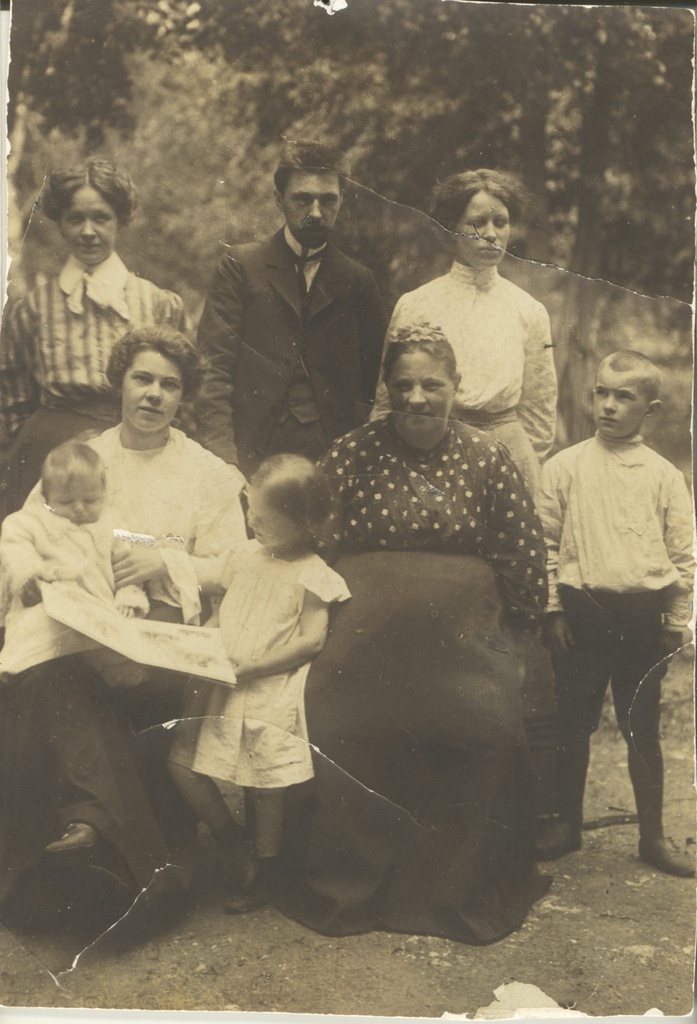 Marie Under group photo in Kutchino near Moscow in 1906