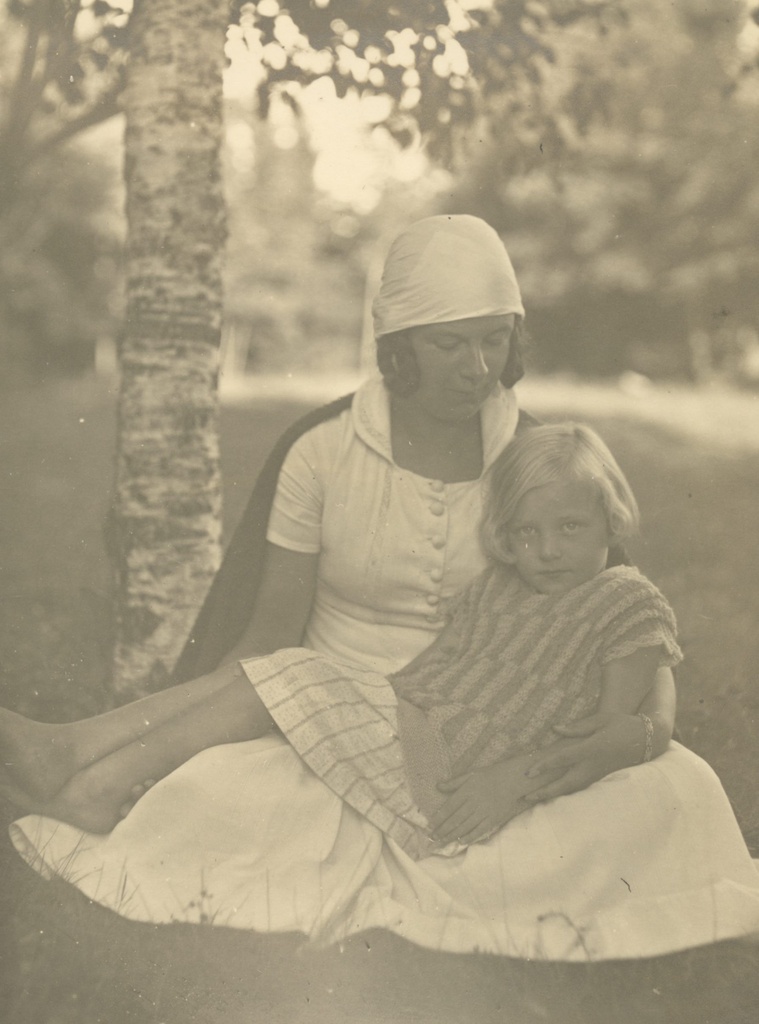 Dagmar (Dagy) Hacker with an unknown child in the summer of 1925 in Toilas