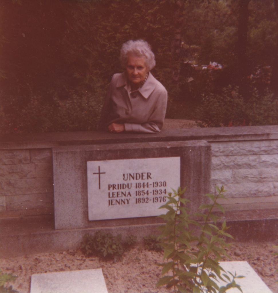 Priidu, Leena and Jenny Under grave in Tallinn, Rahumägi