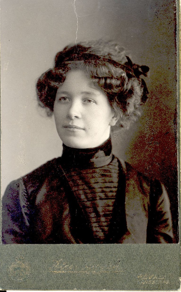 Marie Under umbrella. 1908 in Tallinn