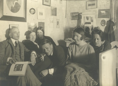 Artur Adson, Marie Under, Dagmar Hacker, Unknown, Hedda Hacker, [Marie Under sister]  duplicate photo