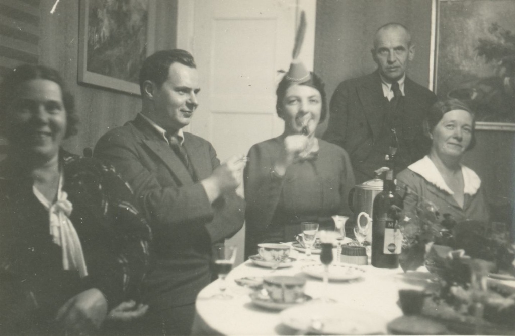 From the right: Marie Under, Artur Adson, Hedda Hacker and unknown in 1936.