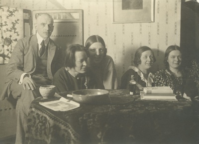 Artur Adson, Berta Under, Hedda Hacker, Marie Under, Dagmar Hacker 1923.  similar photo