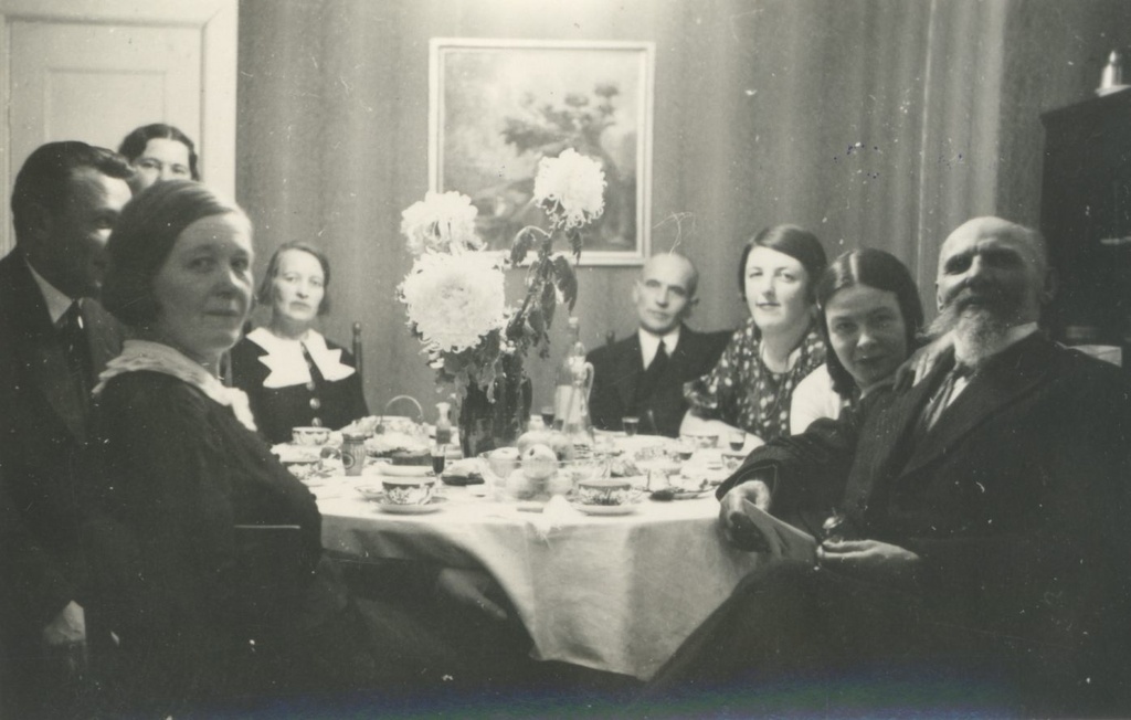 Right: Ants Laikmaa, Dagmar Hacker, Hedda Hacker, Artur Adson, Unknown, Marie Under
