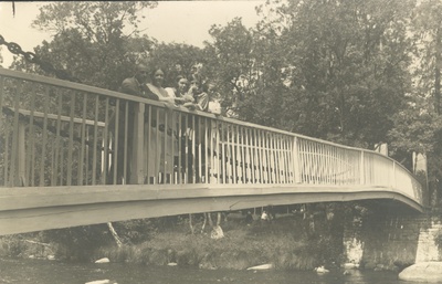 Artur Adson, Marie Under, Dagmar Hacker, Hedda Hacker, [Marie Underi sister] 1924.  duplicate photo
