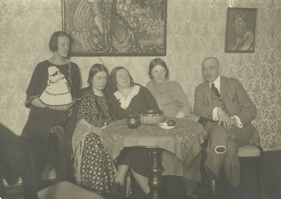 Right: Artur Adson, Hedda Hacker, Marie Under, Dagmar Hacker, [Marie Under sister]  duplicate photo