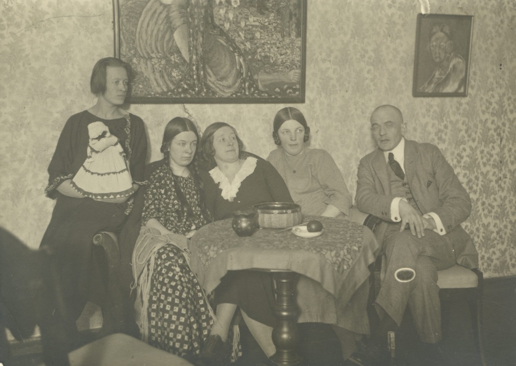 Right: Artur Adson, Hedda Hacker, Marie Under, Dagmar Hacker, [Marie Under sister]