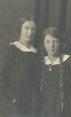 Marie Under's daughters Dagmar and Hedda Hacker Lender's gümn. As students  duplicate photo