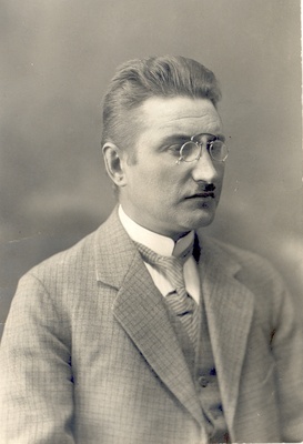 Villem Grünthal-Ridala (1885-) writer and linguistician  duplicate photo