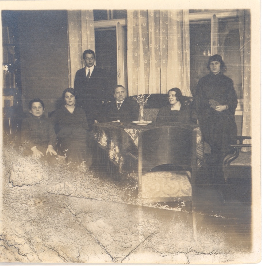 In the group photo vas. 2. Aino Kallas, 3. Oskar Kallas, 4. Wave Kallas etc.