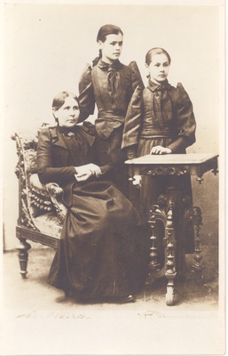 Aino Kallas with his mother and sister  duplicate photo