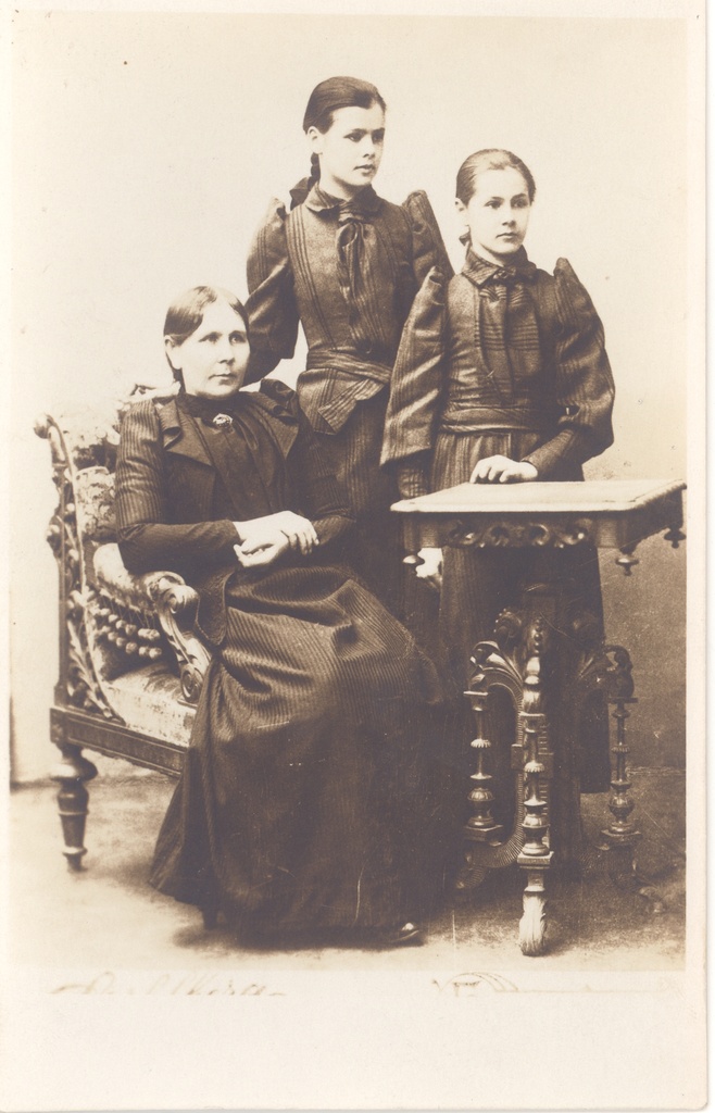 Aino Kallas with his mother and sister