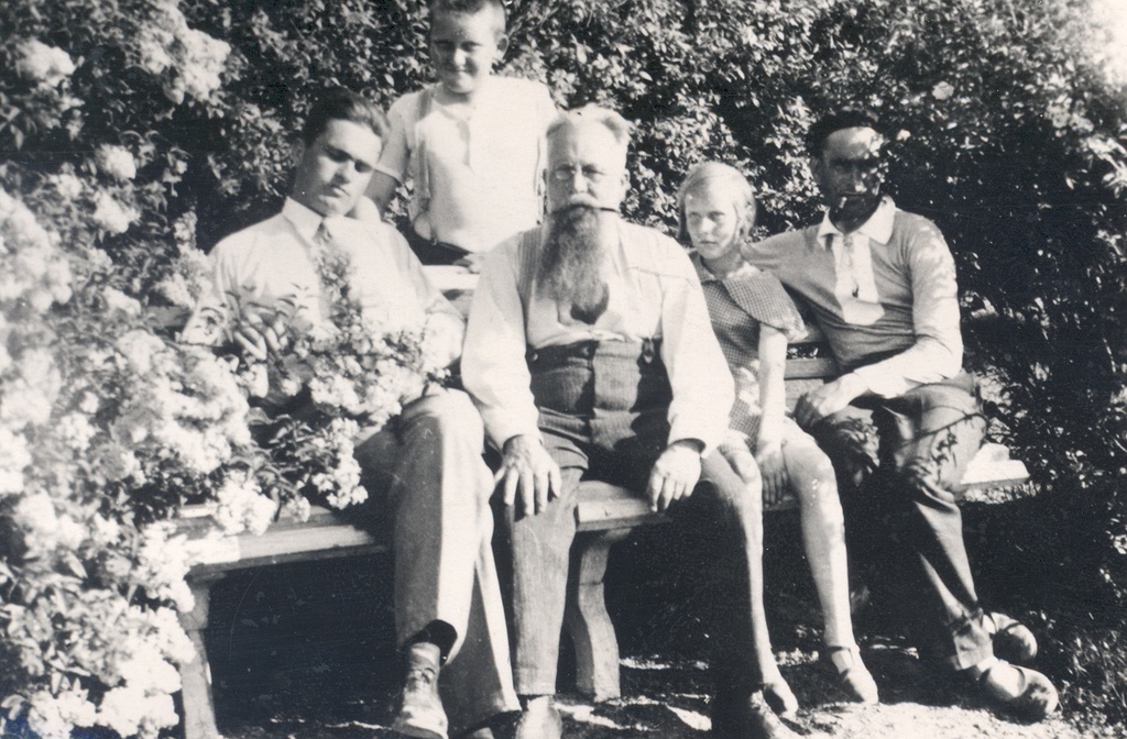 Paul Särgava, Peeter Solba, Ernst Särgava, Anna Solba and Karl Särgava in the summer of 1932. Pirita Kosel in her garden