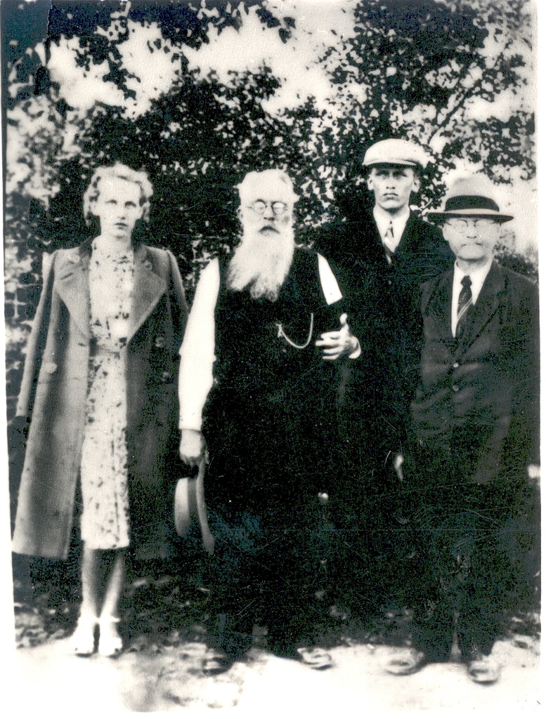 Ernst Peterson-Särgava Vändras on the 75th anniversary of 1943. For. Uncle Aado Särgava, next to Ernst Särgava's daughter Salme's children Anna and Peeter Solba