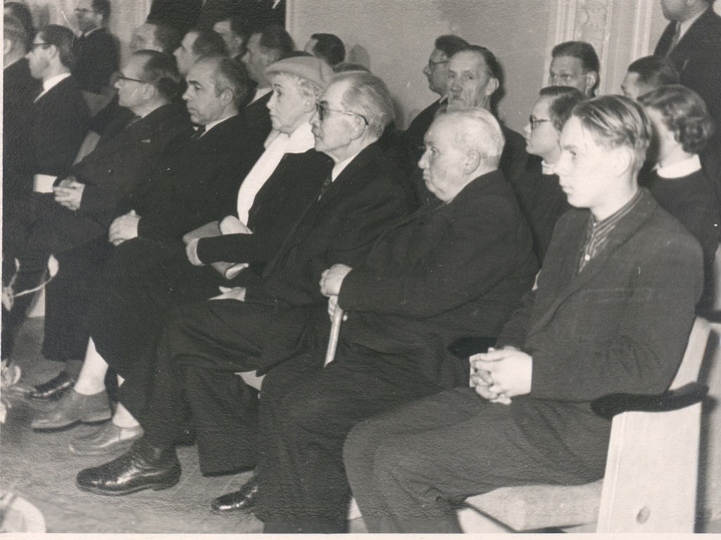 Ernst Peterson-Särgava hair 16. IV 1958 - Participants from the funeral in the concert hall "Estonia". In the middle of Fr. With her husband in Tuglas