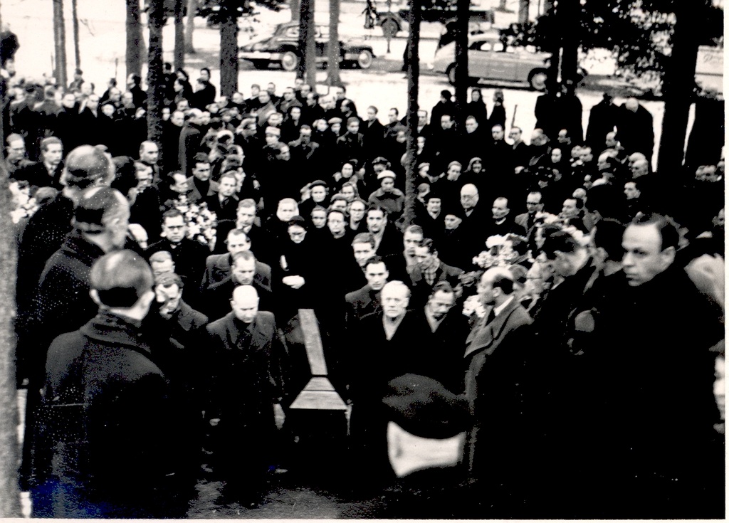 Ernst Peterson-Särgava hair 16. IV 1958 - Arriving at the Forest Hall