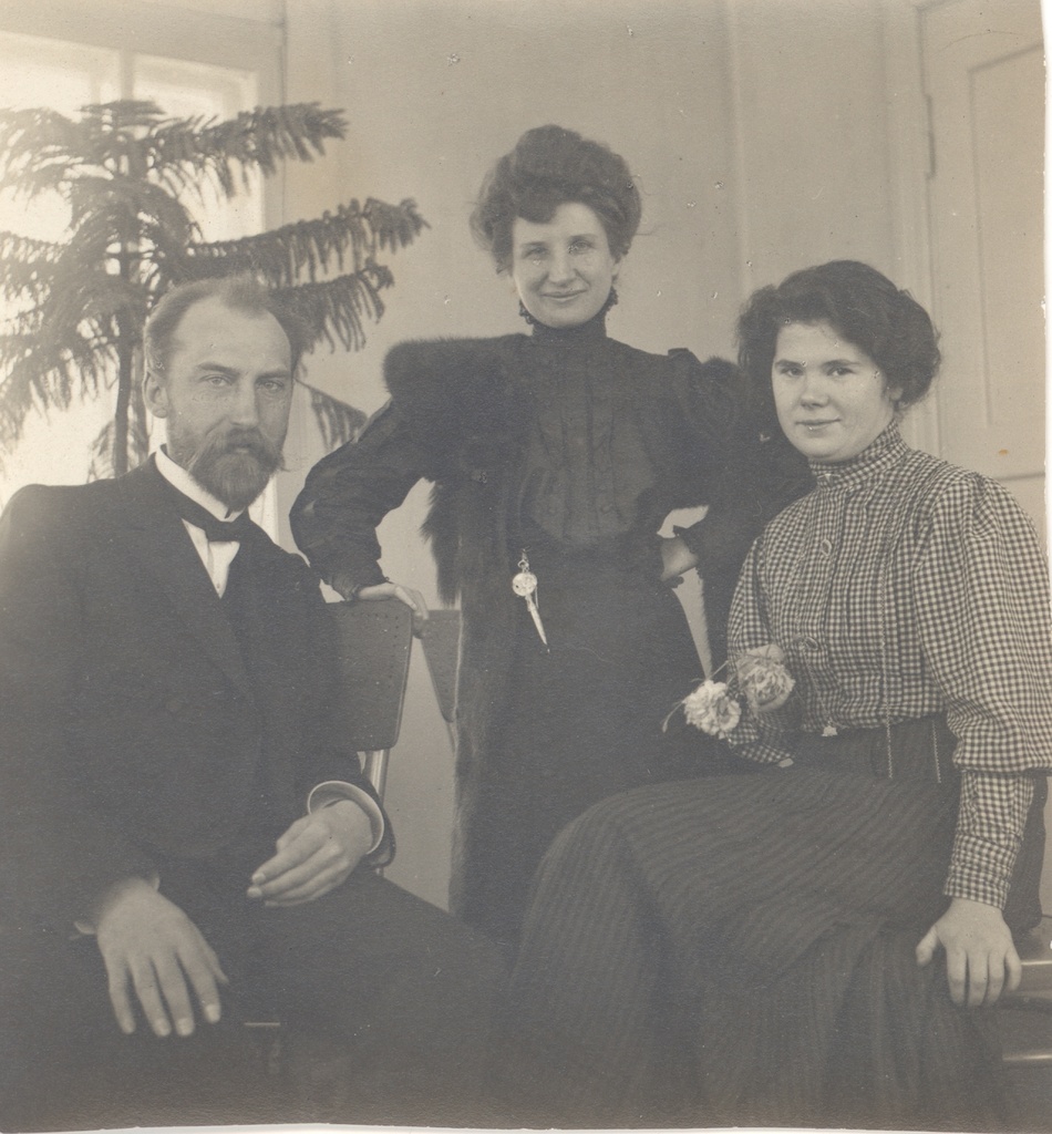 From the left: 1) Jaan Tõnisson, 2) Paula Brehm, 3) July Suits