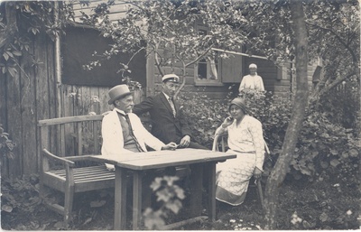 A. Kitzberg with the family in Kuressaare in 1925  duplicate photo