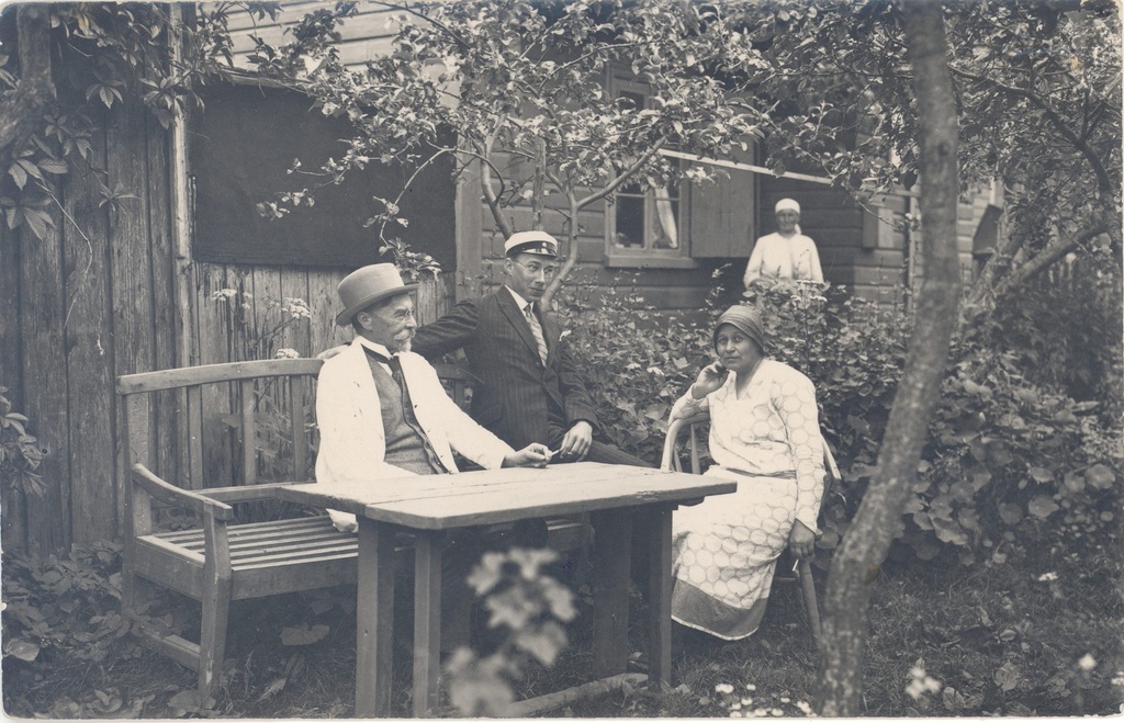 A. Kitzberg with the family in Kuressaare in 1925