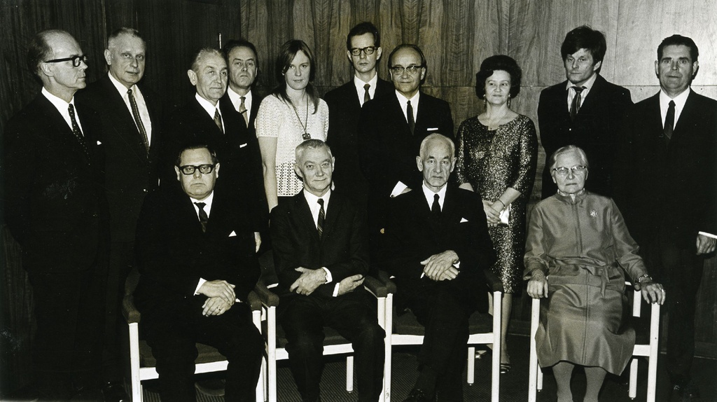 Meeting of the Estonian Writers' Union in Stockholm on the 25th anniversary of the Union in 1970. Ees Kalju Lepik, Karl Ristikivi, August Mälk, Helmi Mäelo. Behind: Arvo Mägi, Valev Uibopuu, Bernard Kangro, Raimond Kolk, Helga Nõu, Enn Nõu, Ilmar Winter, Karin Saarin, Ilmar Jaks, Herbert Salu