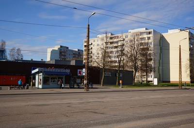 View of Kullerkupu bus stop in Tallinn Väike- Õismäel rephoto