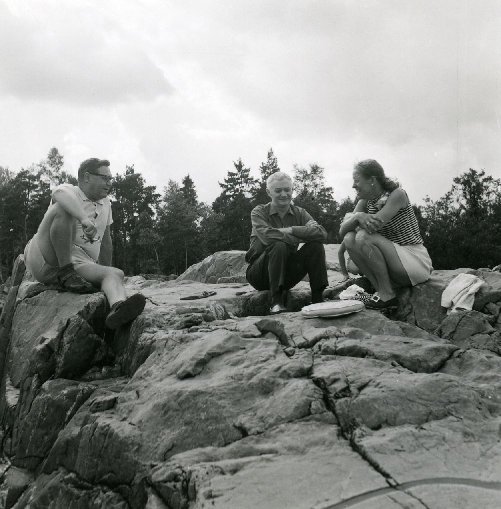 Hill Lepik, Karl Ristikivi and others sitting on rocks