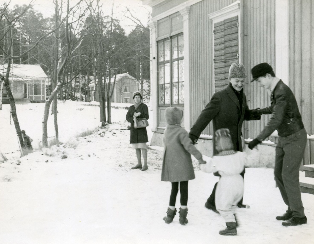 Karl Ristikivi, Mrs. Muda and children