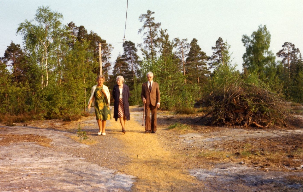 Liidia Mägi, Karl Ristikivi and ... walking