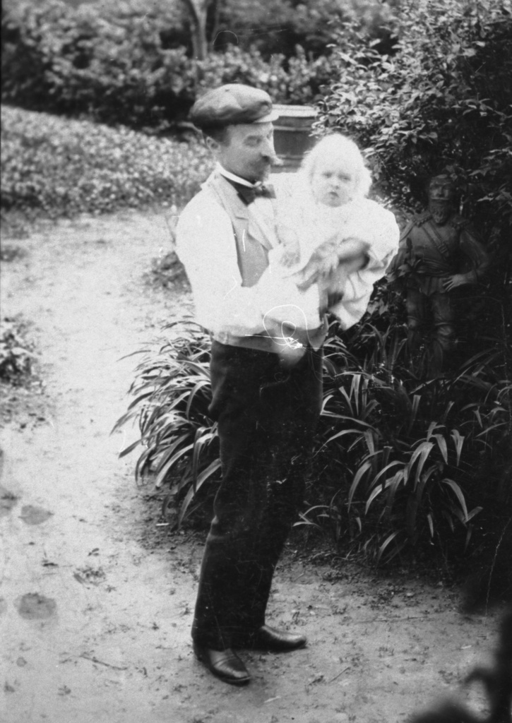 August Kitzberg's son Hansuga Pöögle School House in the garden 1902