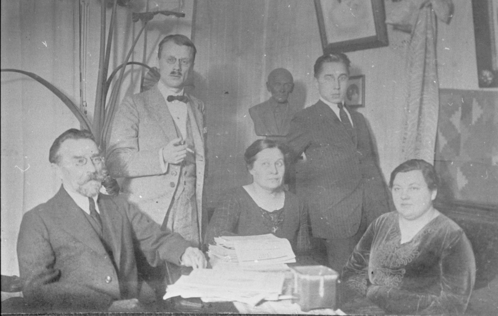 August Kitzberg's family and nephew Peeter Kitzberg's wife a. Kitzberg's home