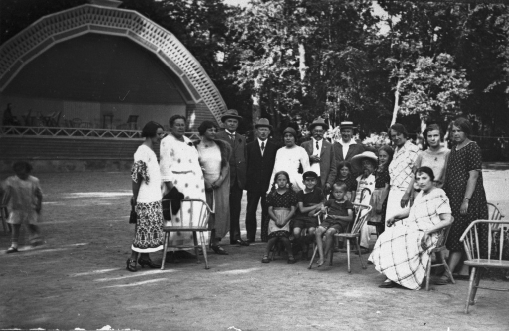 August Kitzberg's wife (in the middle) and others.
