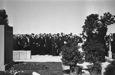 Opening a. Kitzberg's tomb. Speaks Fr. Tuglas  duplicate photo