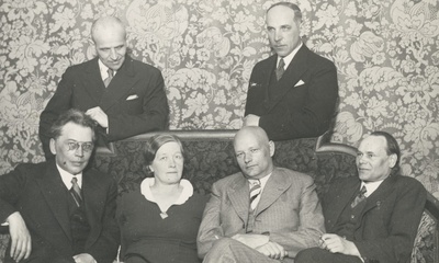 Sitting: Friedebert Tuglas, Marie Under, August Gailit, Henrik Visnapuu, standing by Artur Adson and Johannes Semper  similar photo