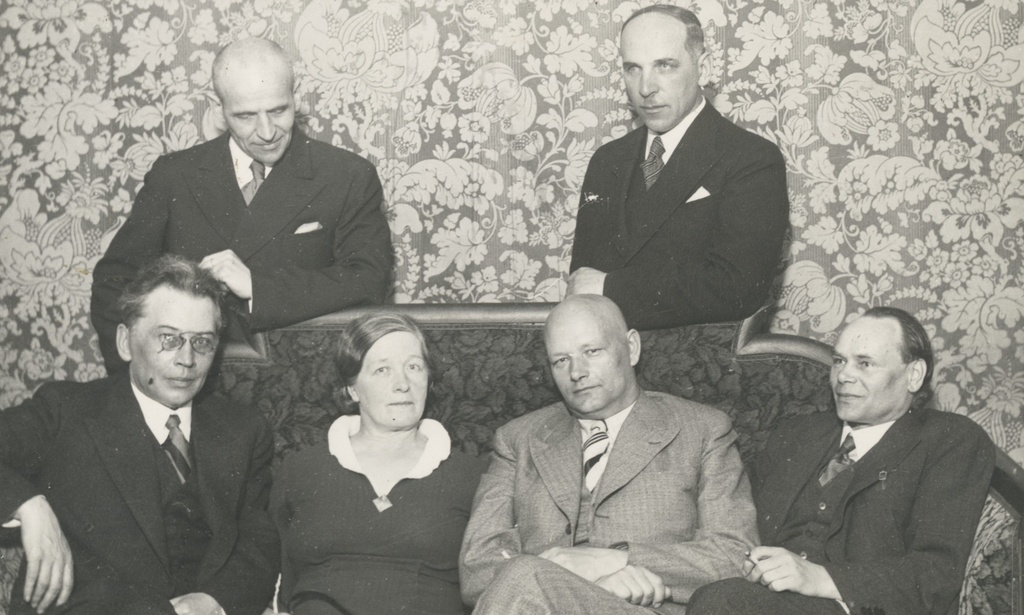 Sitting: Friedebert Tuglas, Marie Under, August Gailit, Henrik Visnapuu, standing by Artur Adson and Johannes Semper