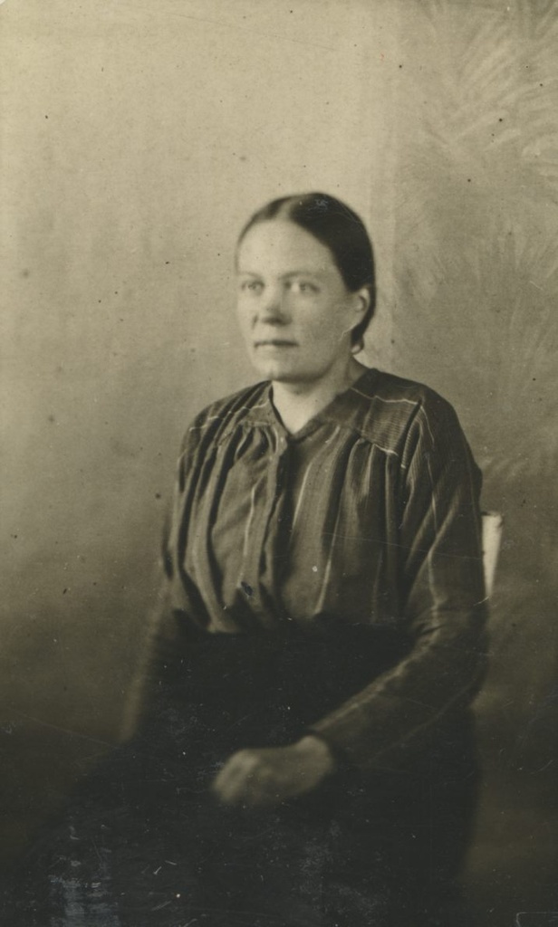 Marie Under's sister Eva
