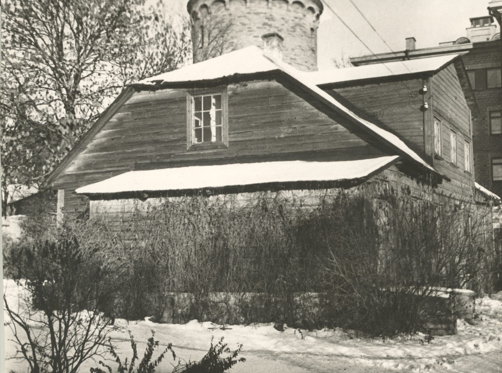 TUI tn. 6 In Tallinn, the family of Under, when Marie was 4 years old