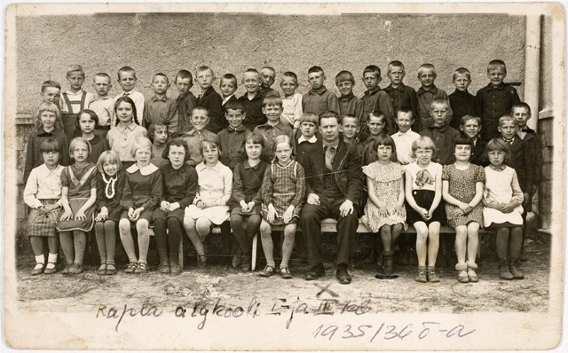 Rapla primary school I and II class students, group picture