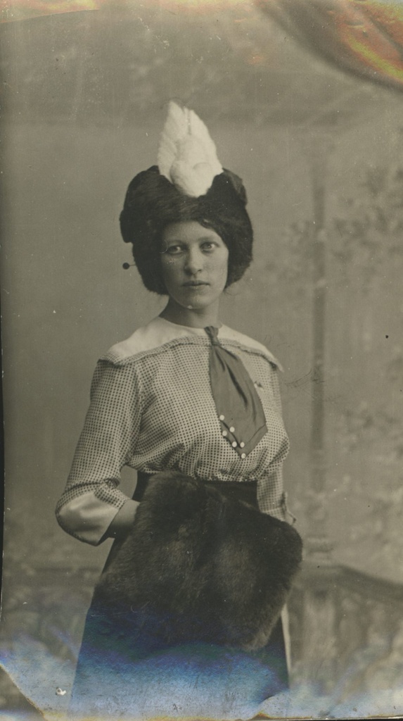 Marie Under sister Berta Under