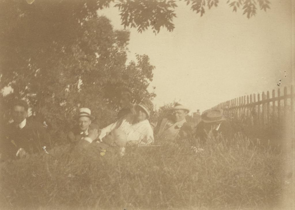 Marie Under with the Sirues